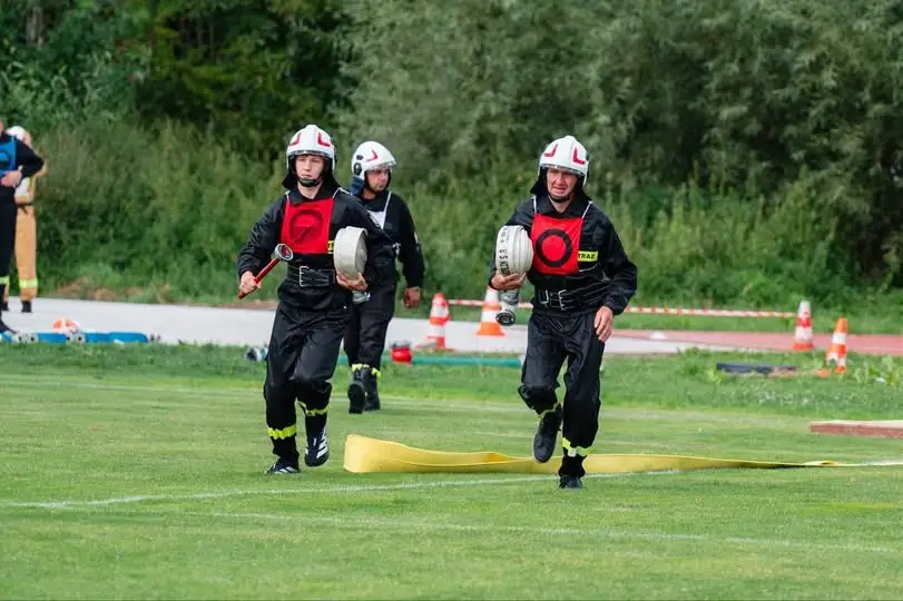 Gminne Zawody Sportowo-Pożarnicze w Klimontowie: zacięta rywalizacja na stadionie