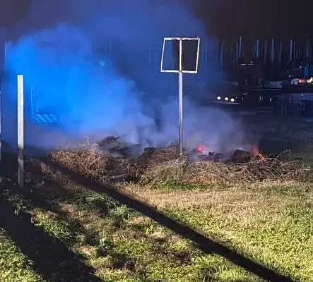 Pożar śmieci na cmentarzu w Obrazowie – interwencja strażaków
