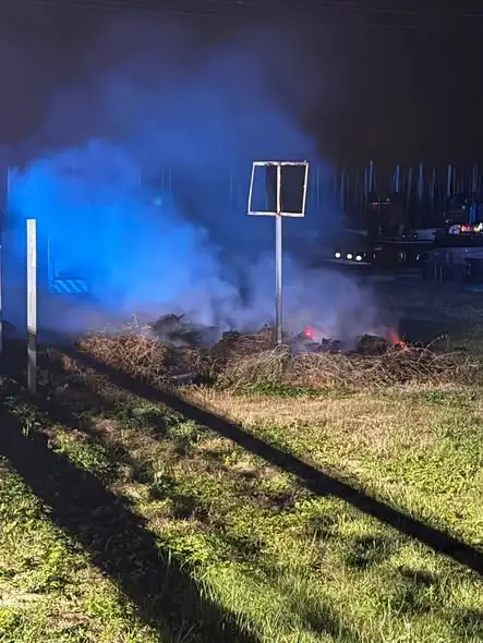 Pożar śmieci na cmentarzu w Obrazowie – interwencja strażaków