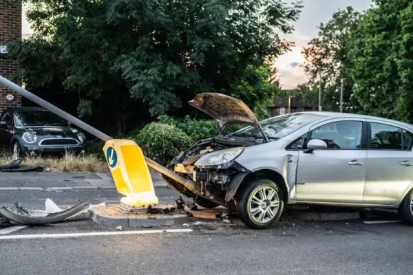 Wypadek na DK79 w Łoniowie: zderzenie dwóch aut, dwie osoby poszkodowane