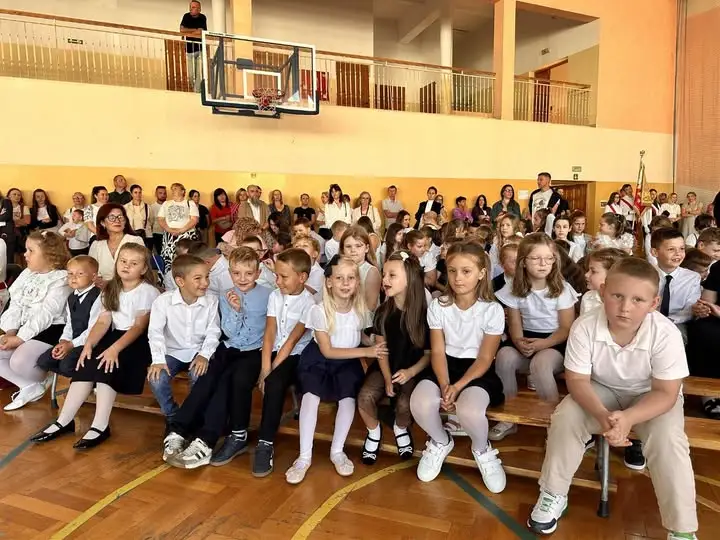 Nowy rok szkolny w Koprzywnicy: najmłodsi rozpoczęli naukę w wyremontowanym budynku