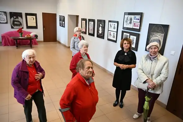 Seniorki z Dziennego Domu Pomocy odwiedziły wystawę „Fragmenty wspomnień” w Zawichoście