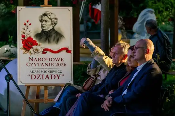Nocne czytanie „Dziadów” w Parku Osiedlowym w Sandomierzu