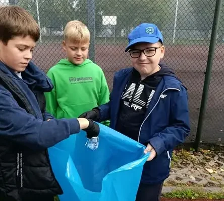 Uczniowie SP4 z Sandomierza włączyli się w akcję „Sprzątanie świata” pod hasłem „SOS dla wody”
