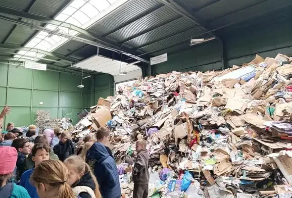 Trzecioklasiści z wizytą w sandomierskim PGKiM – nauka segregacji odpadów w praktyce