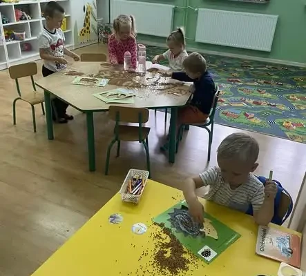 Zajęcia sensoryczne w grupie „Jagódki” – przedszkolaki odkrywały kaszę gryczaną