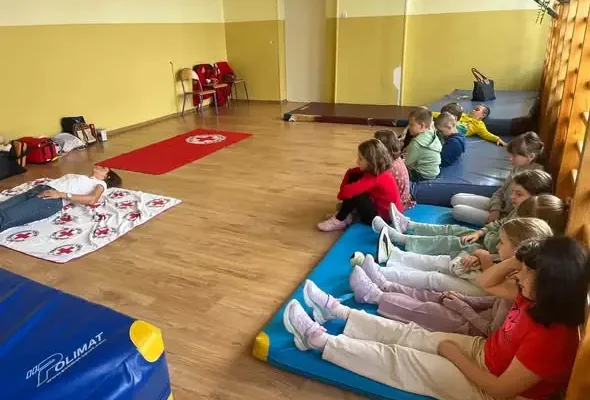 Uczniowie z Obrazowa uczyli się ratować życie pod okiem ratowników PCK