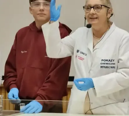 Uczniowie z Wilczyc zgłębiali tajniki fizyki i chemii na UMCS w Lublinie