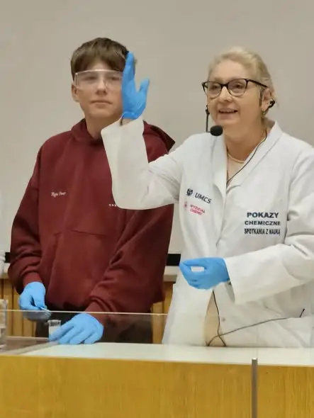 Uczniowie z Wilczyc zgłębiali tajniki fizyki i chemii na UMCS w Lublinie