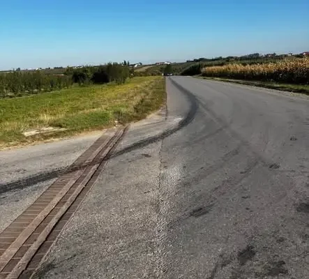 Plama olejopodobna w Dębianach – interwencja strażaków z OSP Obrazów i JRG Sandomierz