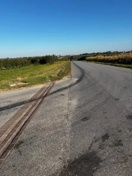 Plama olejopodobna w Dębianach – interwencja strażaków z OSP Obrazów i JRG Sandomierz