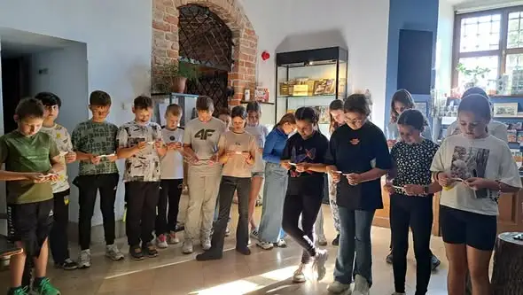 Dzień Chłopaka w Sandomierzu: klasa 5a odkrywa zamkowe zakamarki i uczy się robić pizzę