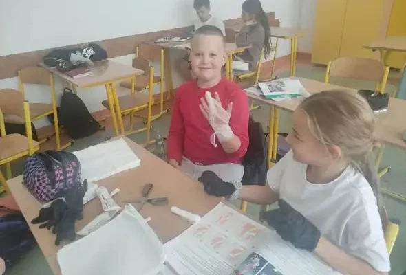 Uczniowie klas 4a i 4b ze Szkoły Podstawowej nr 3 w Sandomierzu uczyli się zakładania opatrunków