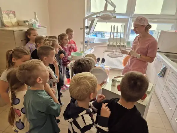 Uczniowie klasy 1b ze Szkoły Podstawowej nr 3 w Sandomierzu odwiedzili gabinet stomatologiczny