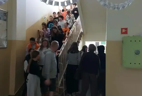 Próbna ewakuacja w szkole – uczniowie sprawnie opuścili budynek