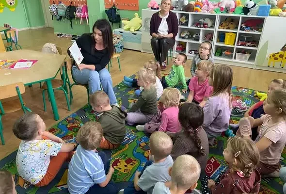 Narodowe Czytanie w przedszkolu w Wilczycach – dzieci odkrywały radość wspólnej lektury