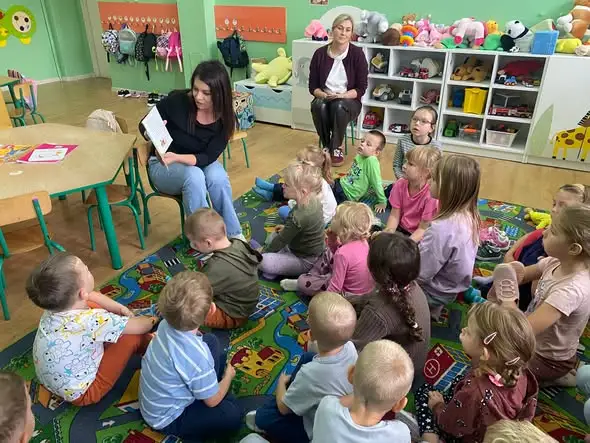 Narodowe Czytanie w przedszkolu w Wilczycach – dzieci odkrywały radość wspólnej lektury