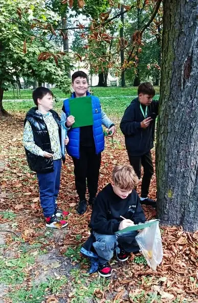 Uczniowie z Sandomierza na tropie jesiennej przyrody w Ogrodzie Saskim