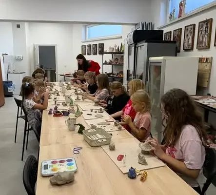 Jesienne inspiracje na zajęciach ceramicznych w Gminnej Bibliotece Publicznej w Obrazowie