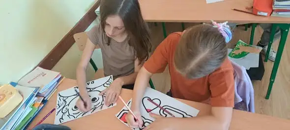 Uczniowie klasy 3b tworzyli plakat o przeciwdziałaniu przemocy rówieśniczej