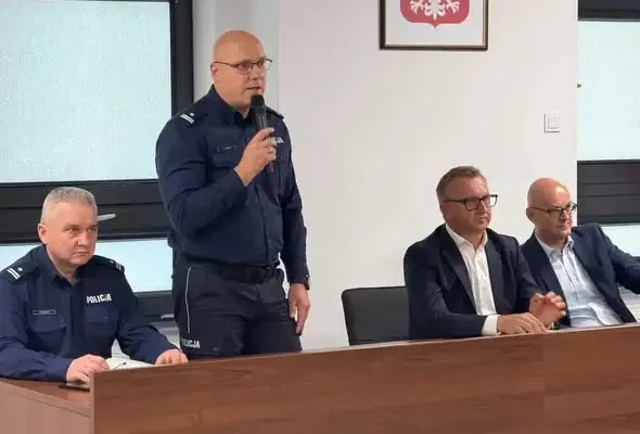 Prewencyjne działania policji w sandomierskich szkołach – spotkanie w komendzie