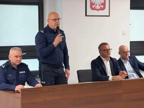 Prewencyjne działania policji w sandomierskich szkołach – spotkanie w komendzie