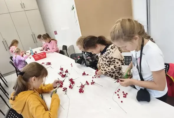 Jesienne stroiki na zajęciach „Sztuka przez zmysły” w Samorządowym Centrum Kultury