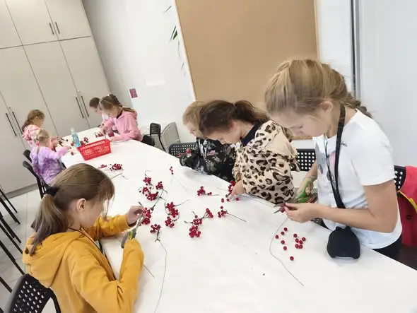 Jesienne stroiki na zajęciach „Sztuka przez zmysły” w Samorządowym Centrum Kultury