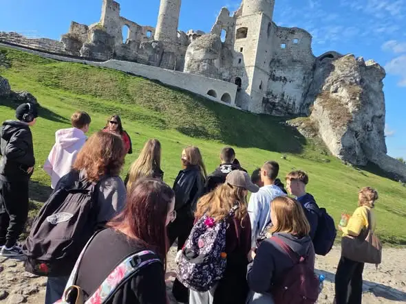 Uczniowie ze Sandomierza zdobyli Szlak Orlich Gniazd – relacja z drugiego dnia wycieczki