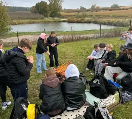 Klasa 6a ze Szkoły Podstawowej nr 1 w Sandomierzu na wycieczce do sadu