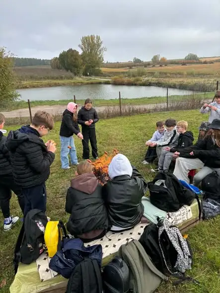 Klasa 6a ze Szkoły Podstawowej nr 1 w Sandomierzu na wycieczce do sadu